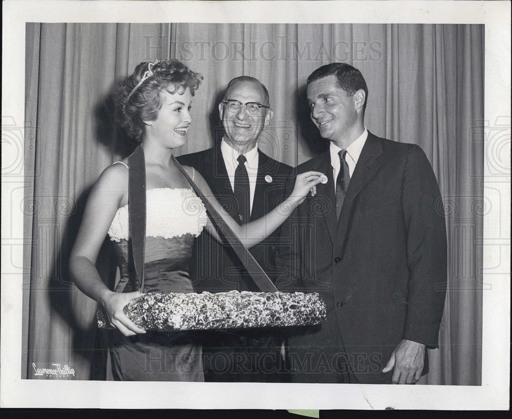 1962 Press Photo Miss Illinois Marianne Gaba At YMCA Meeting And Lloyd McClow - Historic Images