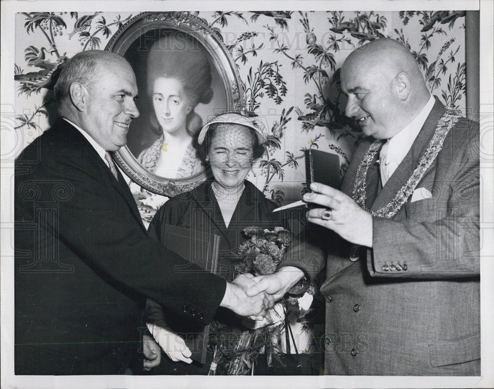 1952 Press Photo Dr Walter Kolb Gives Goeth Medal To John J McCloy And - Historic Images