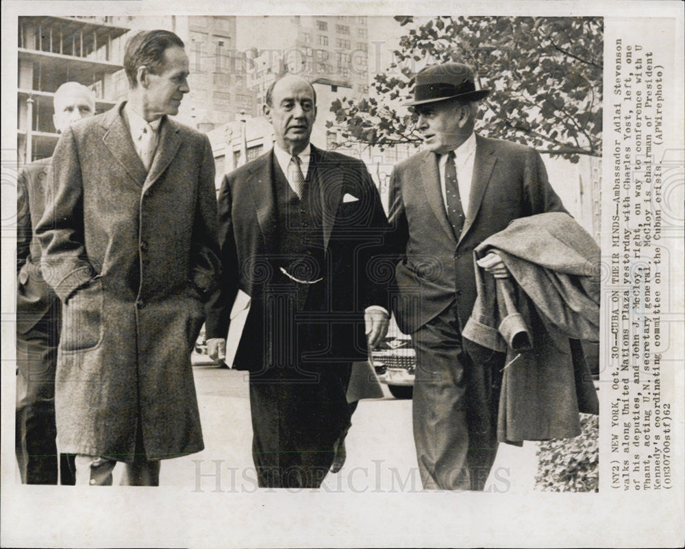 1962 Press Photo Amb Adlai Stevenson At UN Plaza In NYC With Charles Yost - Historic Images