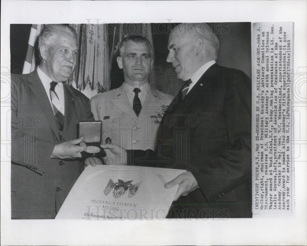 1963 Press Photo John J McCloy Gets 6th Ann Sylvanus Thayer Award At West Point - Historic Images