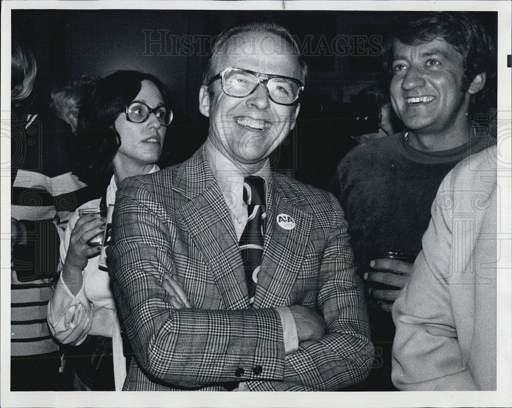 1977 Press Photo Oak Park Mayor James McClure - Historic Images