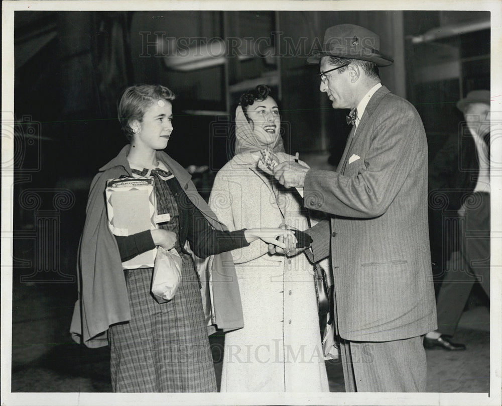 1956 Press Photo US Senator Candidate Richard Stengel, shake hand with ladies. - Historic Images