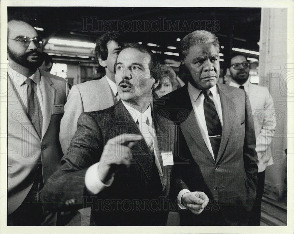 1984 Press Photo Harold Washington gets a tour of the plant from Justin Stengal - Historic Images