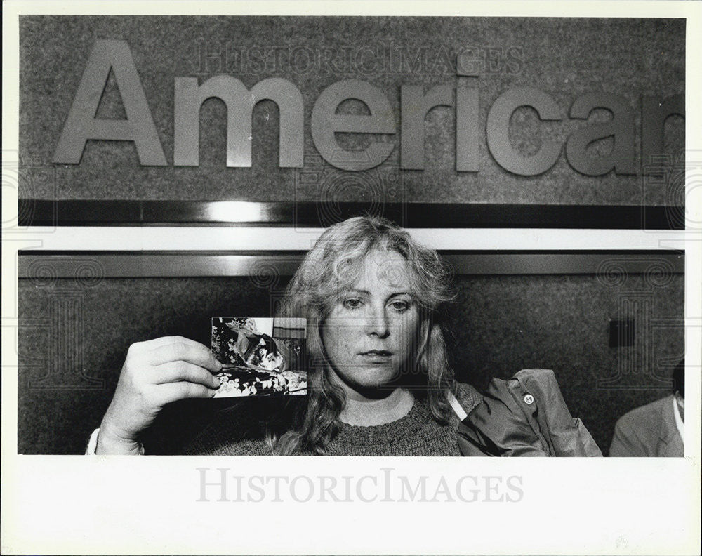 1986 Press Photo Elisabeth Stebbins arrives at Ohare to look for her missing cat - Historic Images