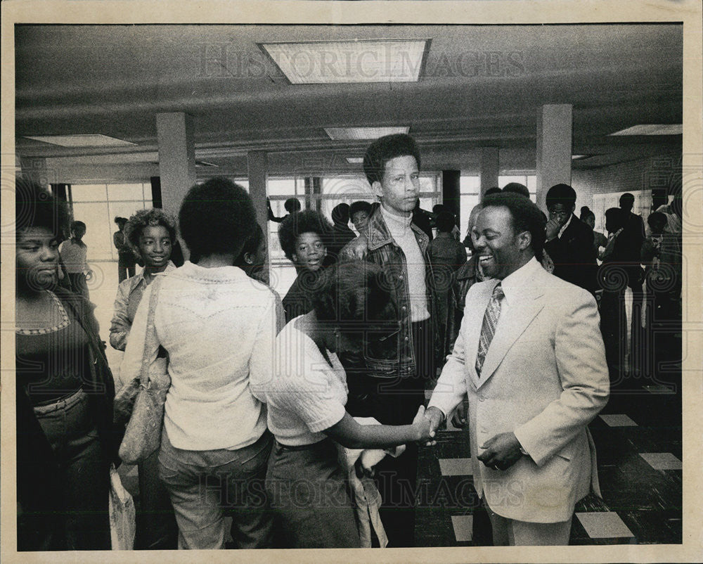 1975 Press Photo Richard Stephenson school principal greets students. - Historic Images