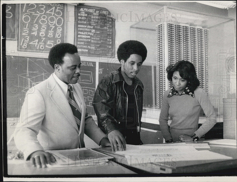 1974 Press Photo Richard Stephenson school principal with Architectural Student. - Historic Images