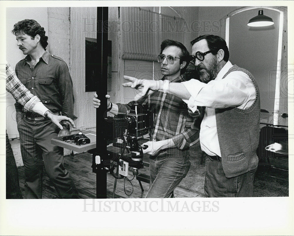 1983 Press Photo Fred Stein Shooting in his studio for the photo section - Historic Images