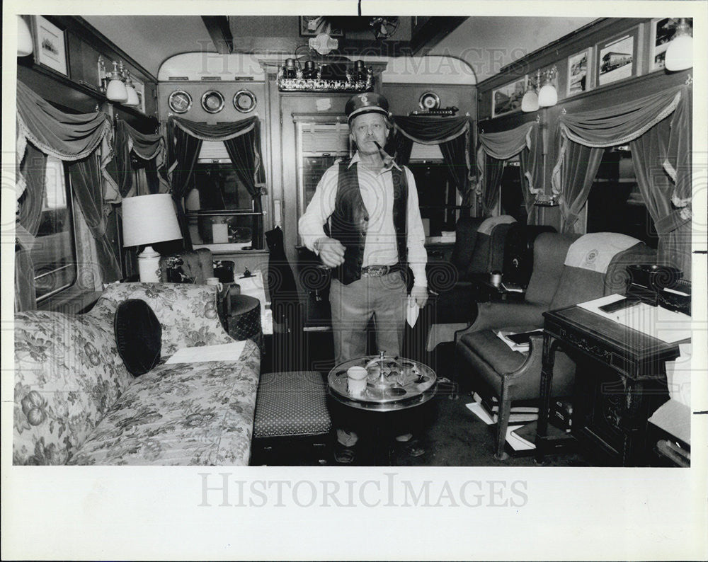 1985 Press Photo Dante Shapiro in In Private Railroad Car - Historic Images