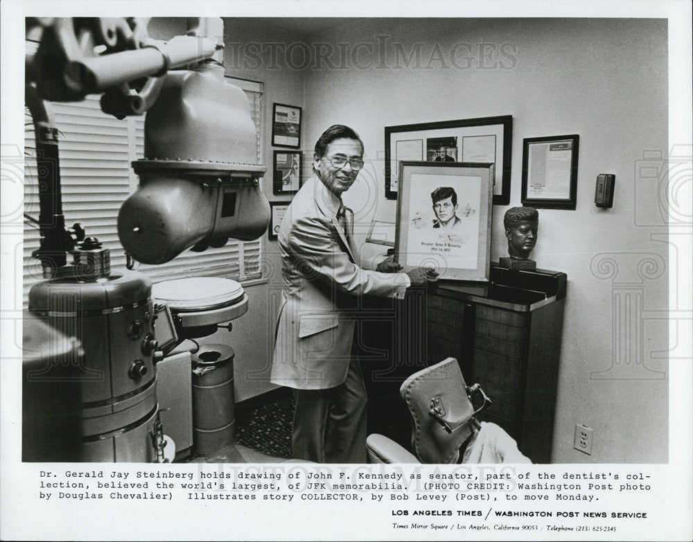 1977 Press Photo Dr. Gerald Jay Steinberg hold drawing of John F.Kennedy - Historic Images