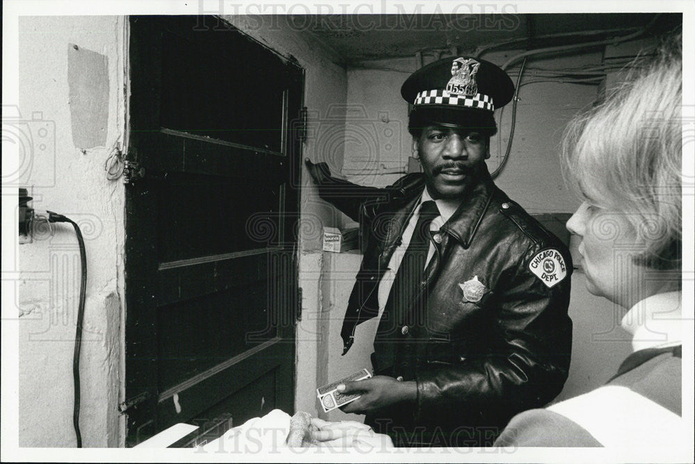 1977 Press Photo Chicago Police Officer Ray Sykes - Historic Images