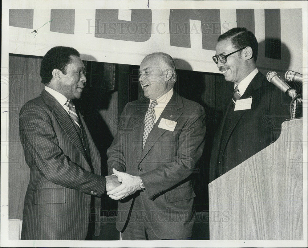 1977 Press Photo Urban League Honors Dean Swift of Sears &amp; Roebuck - Historic Images