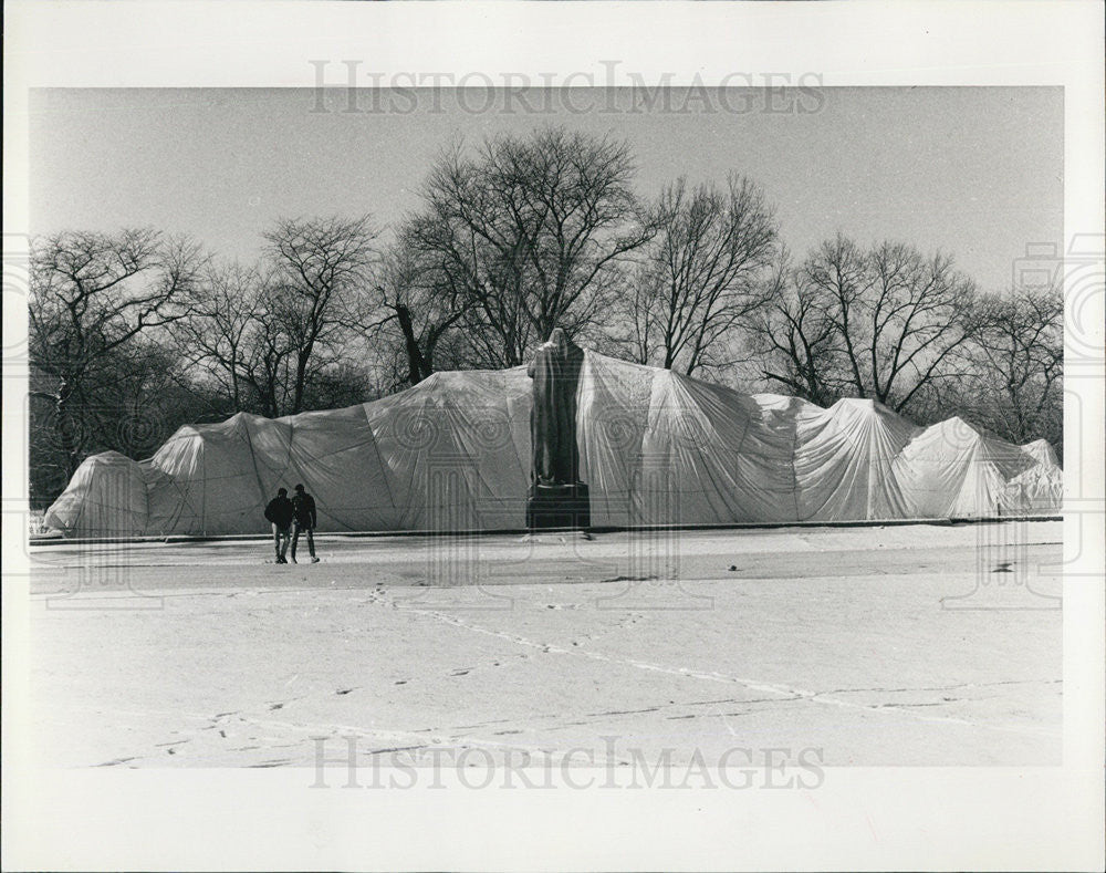 1990 Press Photo Lorado Taft Fountain of Time sculpture protect winter park - Historic Images