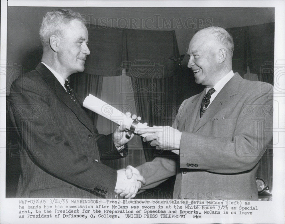 1955 Press Photo President Eisenhower congratulates Kevin McCann Special Asst. - Historic Images