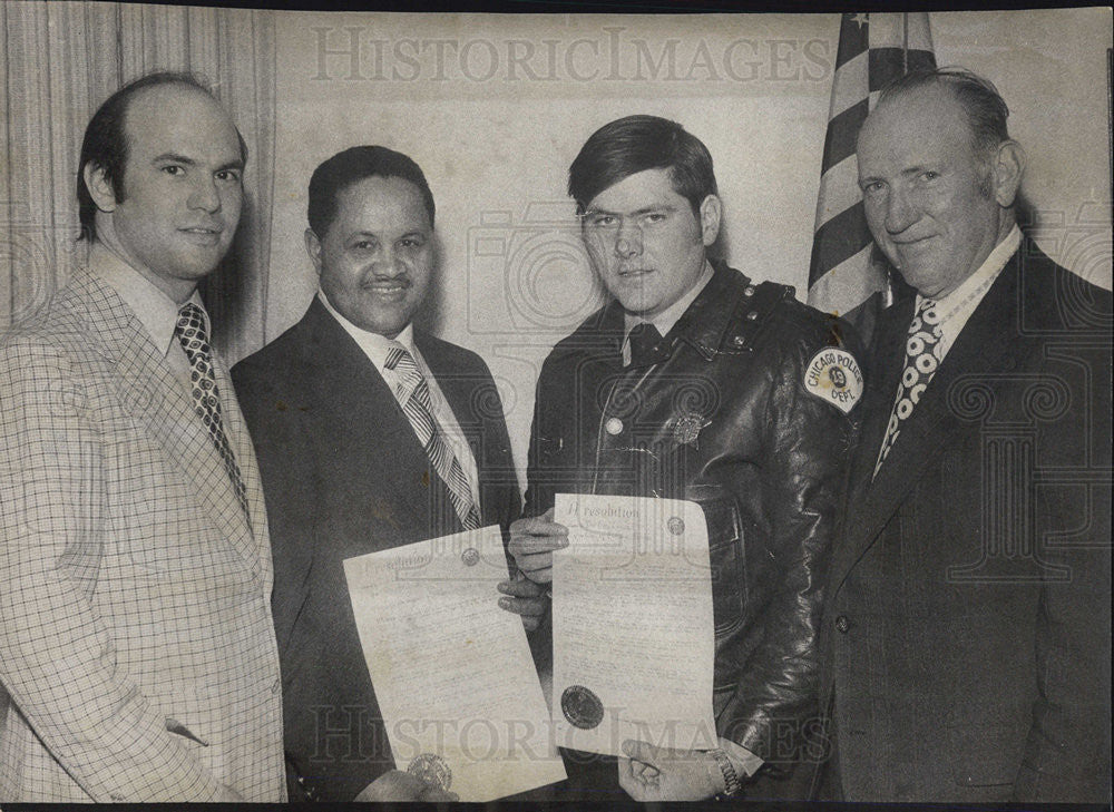 1975 Press Photo police officers Arthur McCann John Mulligan Ald. Chris Cohen - Historic Images