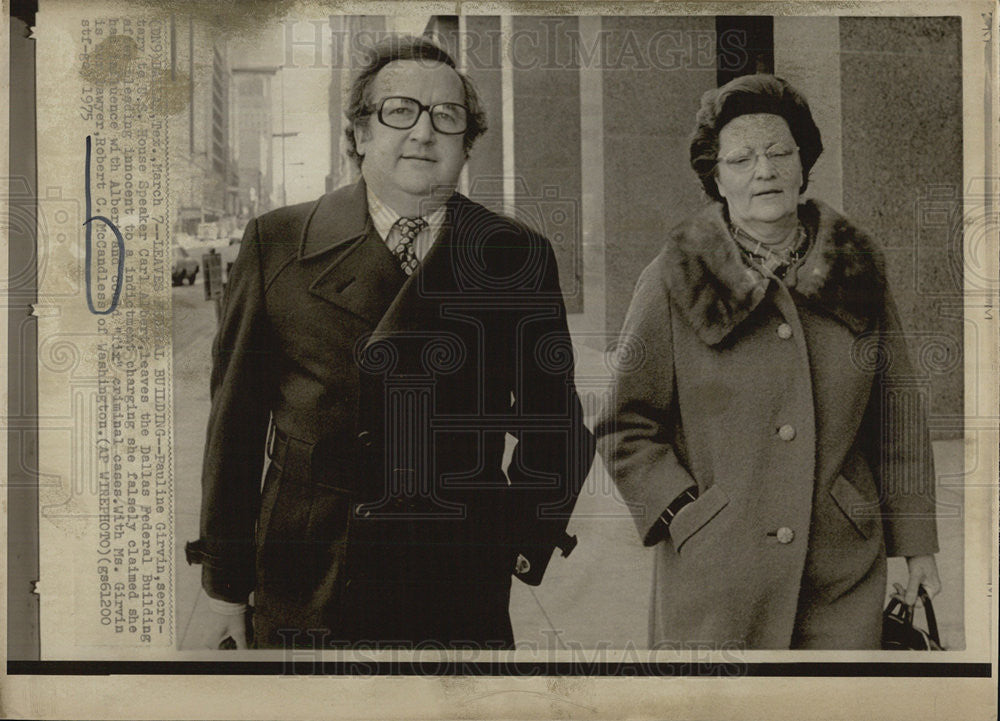 1975 Press Photo Pauline Girvin secretary lawyer Robert McCandless indictment - Historic Images