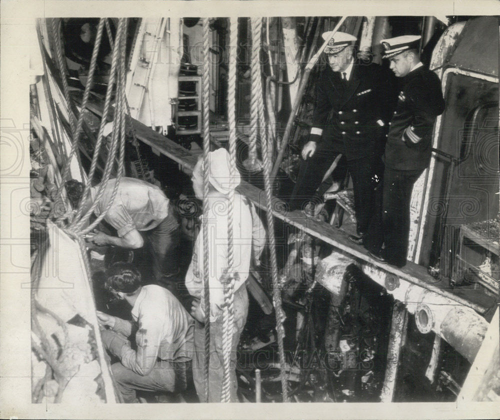 1945 Press Photo Cmdr. Byron McCandless son Cmdr. Bruce McCandless damage - Historic Images