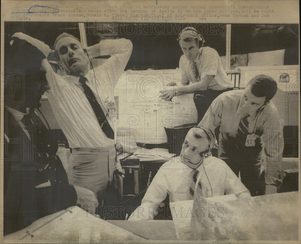 1971 Press Photo Group of Astronauts gather around Spacecraft Communicator. - Historic Images