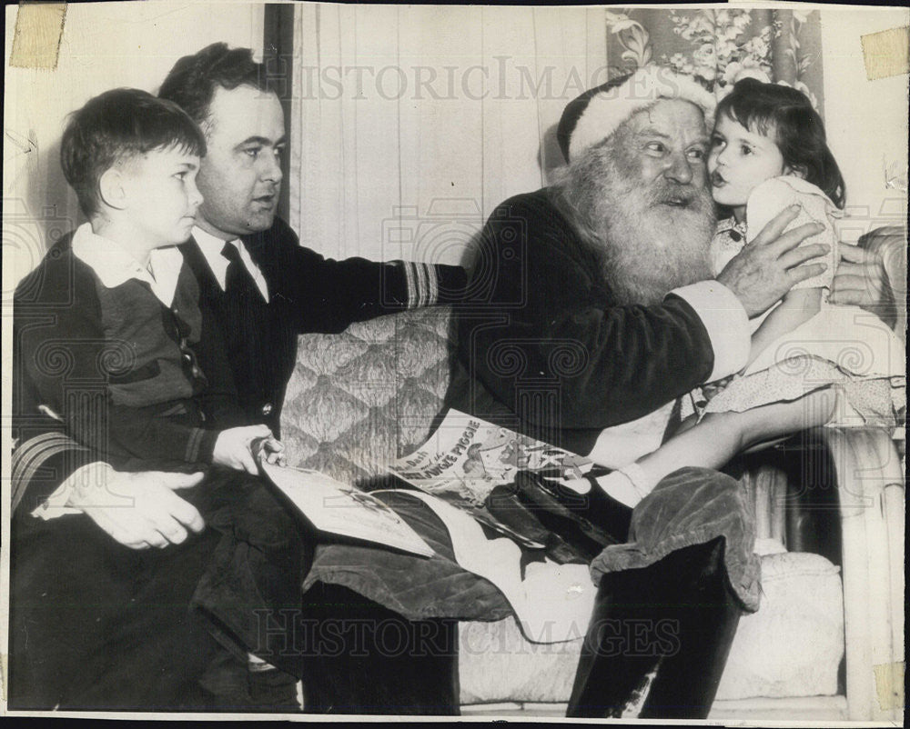 1942 Press Photo Bruce McCandless Jr. sister Susan Santa Claus father Commander - Historic Images