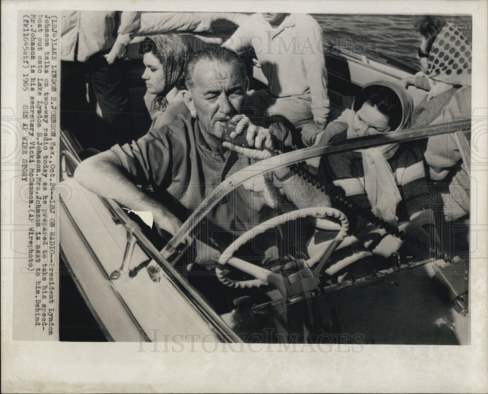 1965 Press Photo President Lyndon Johnson Boating With Wife And Vickie McCammon - Historic Images