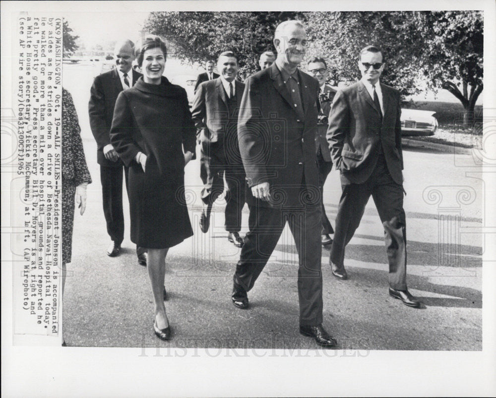 1965 Press Photo President Lyndon Johnson With Press Secretary Bill Moyers - Historic Images