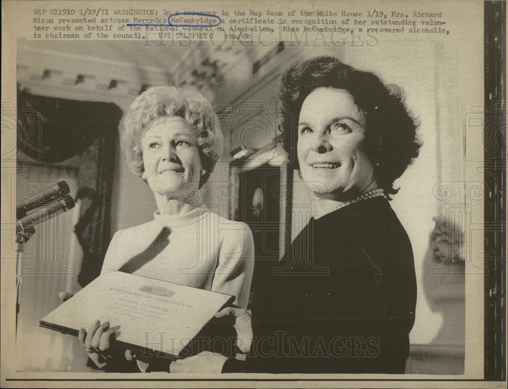 1971 Press Photo Mrs. Richard Nixon And Actress Mercedes McCambridge - Historic Images