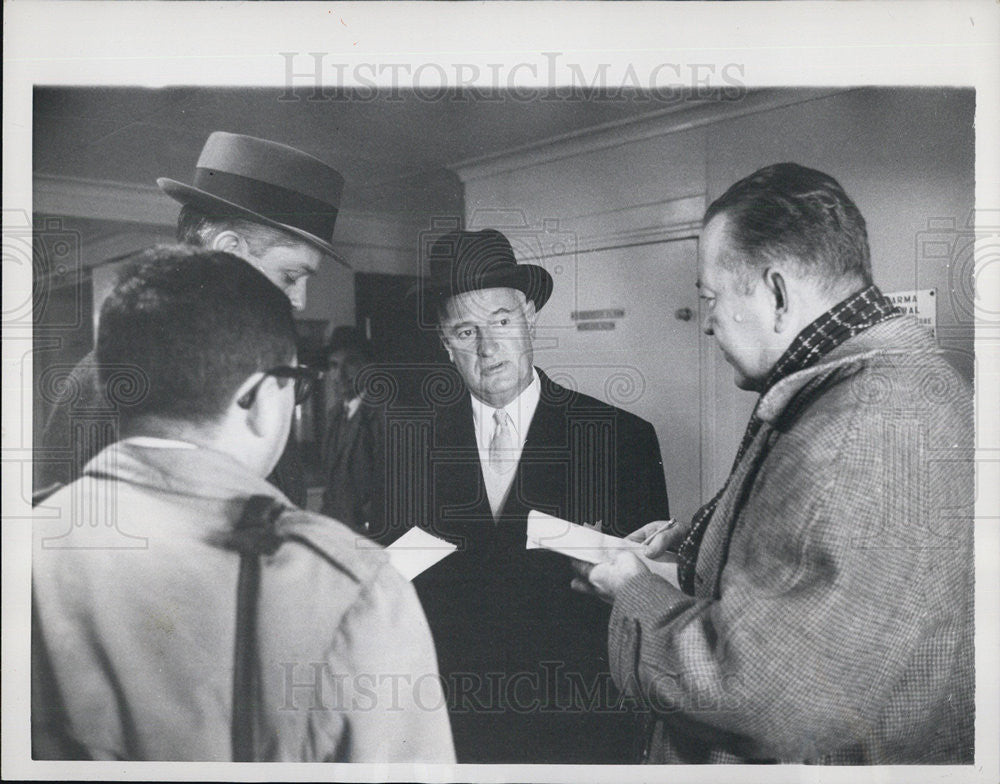 1958 Press Photo U.S. Ambassador Venezuela Dempster McIntosh reporters - Historic Images