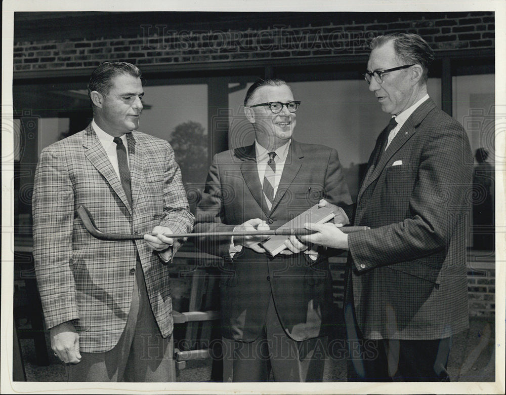 1964 Press Photo Gilbert McIntosh Arthur Golf Prestwick Putter Ball Book - Historic Images