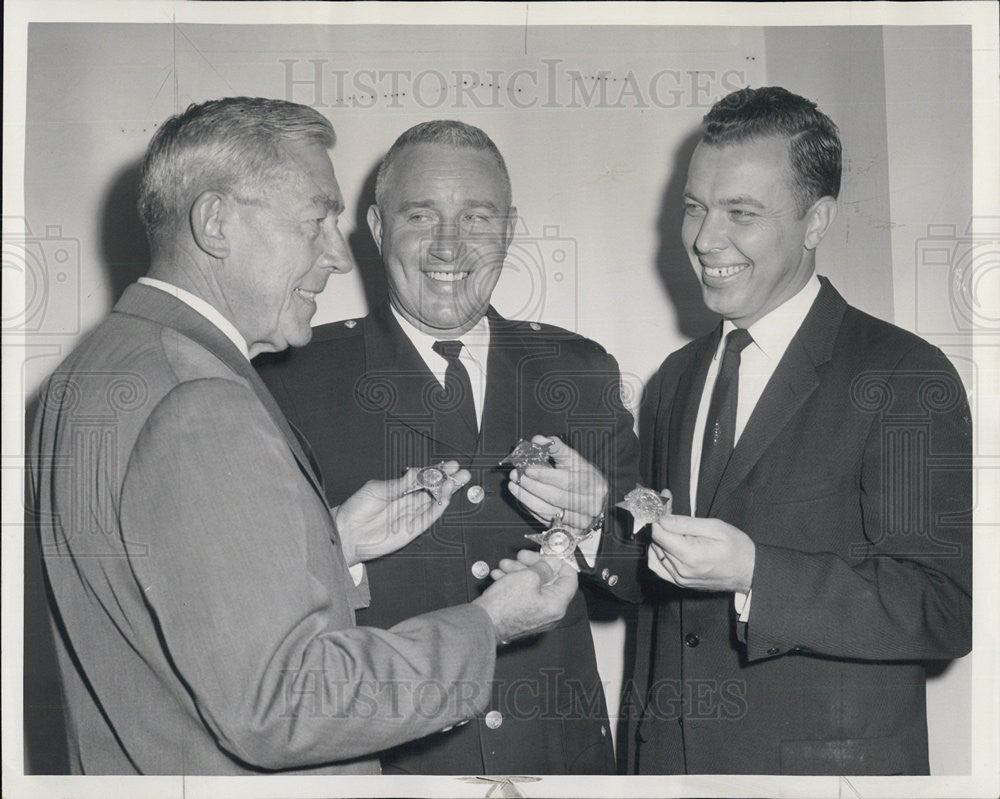 1962 Press Photo Supt. Orlando Wilson silver stars Police Sgt. Robert McCann - Historic Images