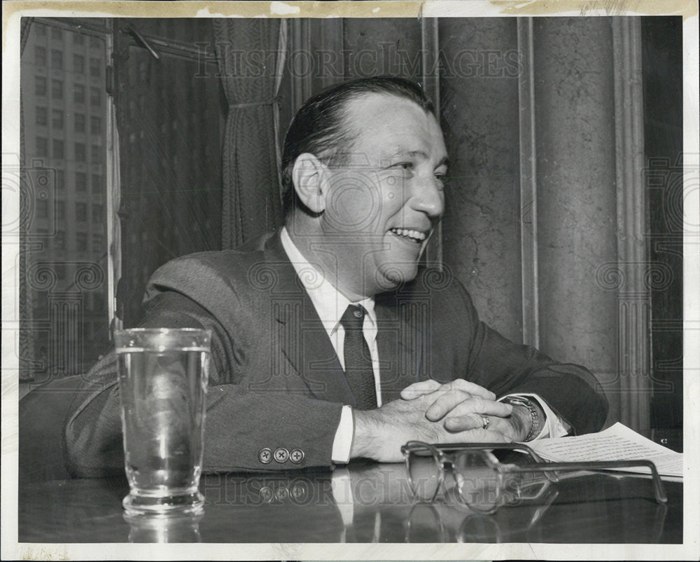 1958 Press Photo Peter J. McGuire press conference candidate sheriff - Historic Images