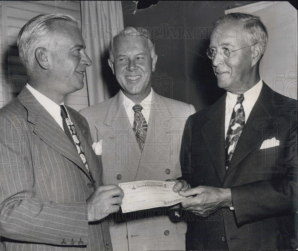 1975 Press Photo John McKinlay Receiving Check From Gov Dwight Green - Historic Images