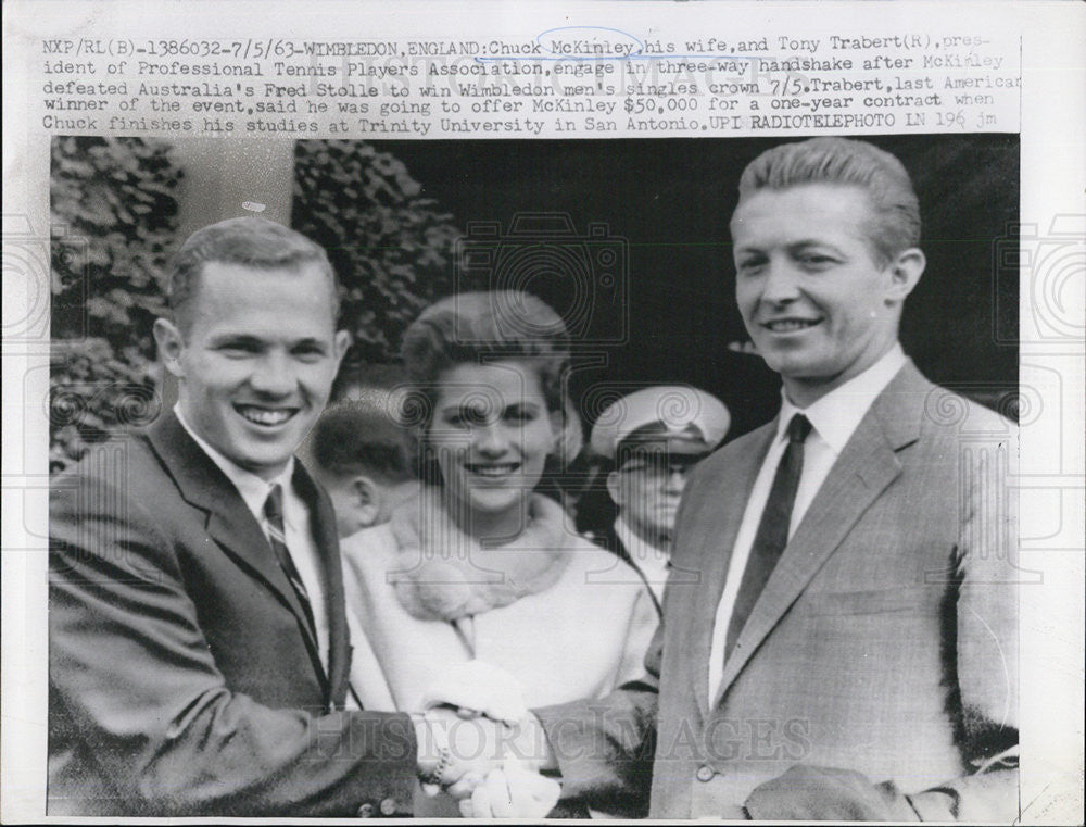 1963 Press Photo Chuck McKinley wife Tony Trabert president Professional Tennis - Historic Images