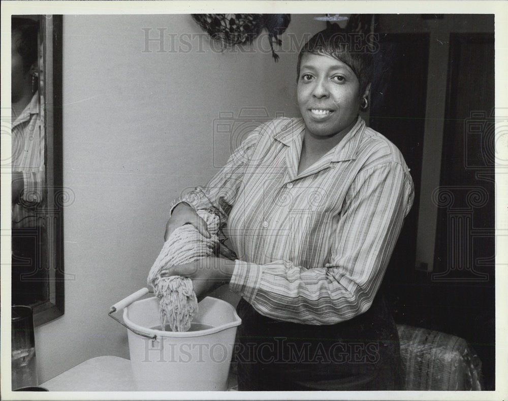 1986 Press Photo Charlotte McHerron ACLU class action suit job discrimination - Historic Images
