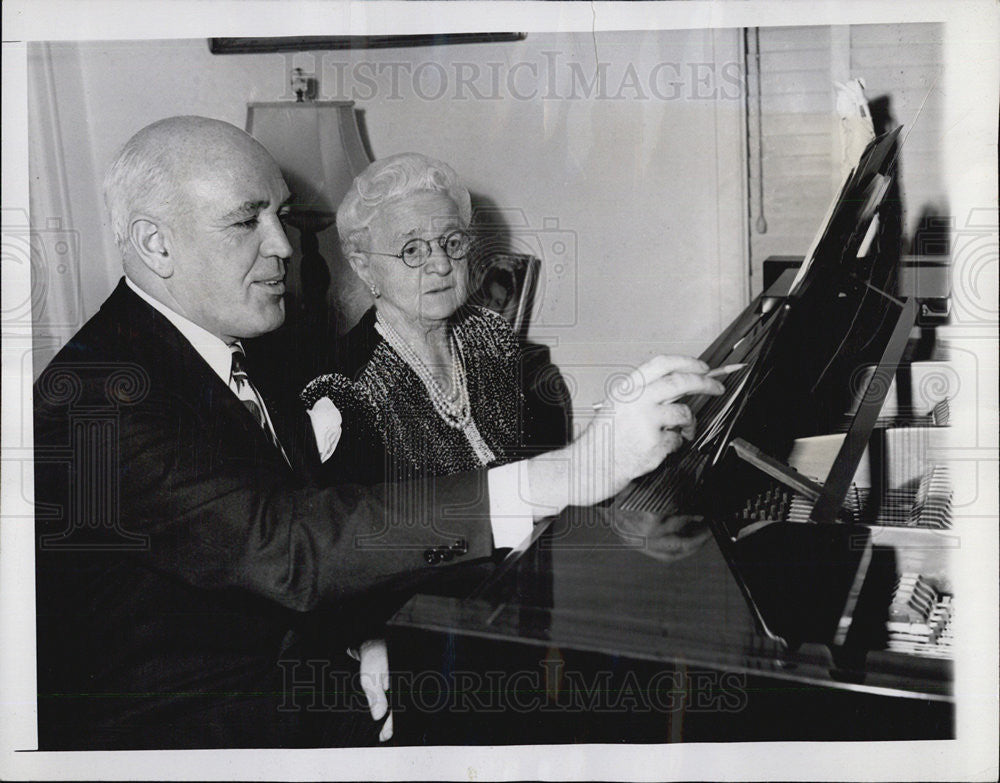 1943 Press Photo Jimmy McHughes Song Writer And Mother - Historic Images