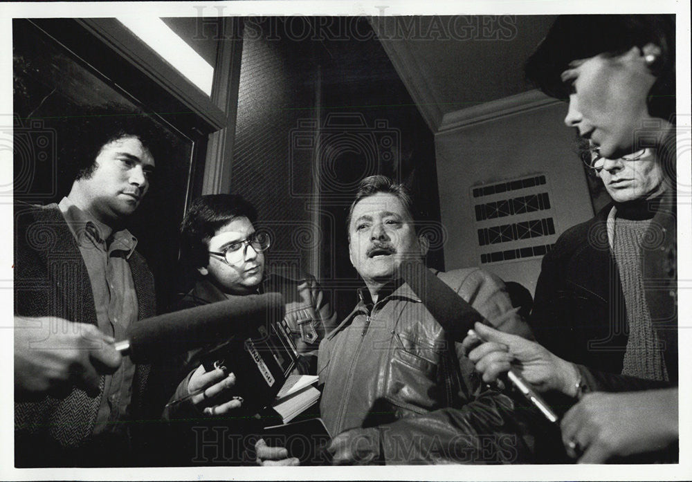 1980 Press Photo Evanston Police Chief William McHugh Describes Arrests - Historic Images