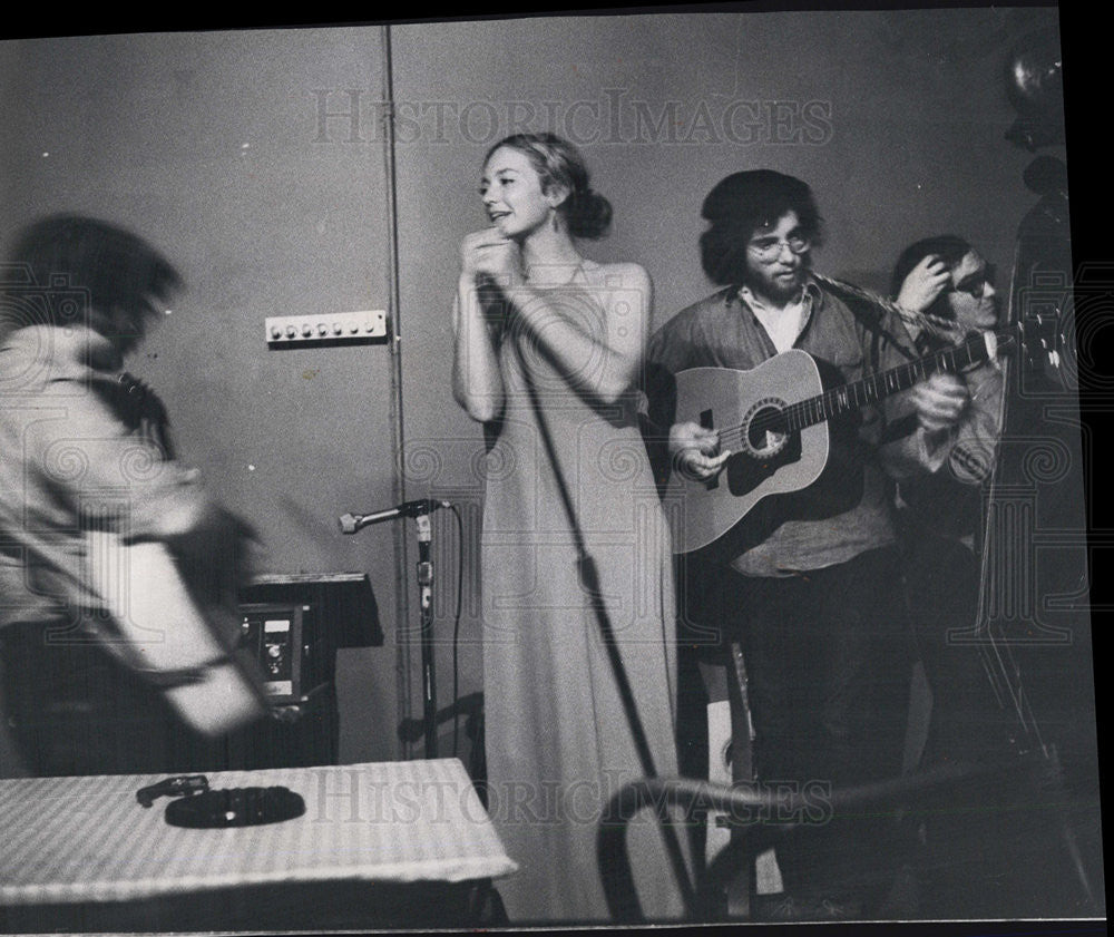 1971 Press Photo Maurene McGuire Singer - Historic Images