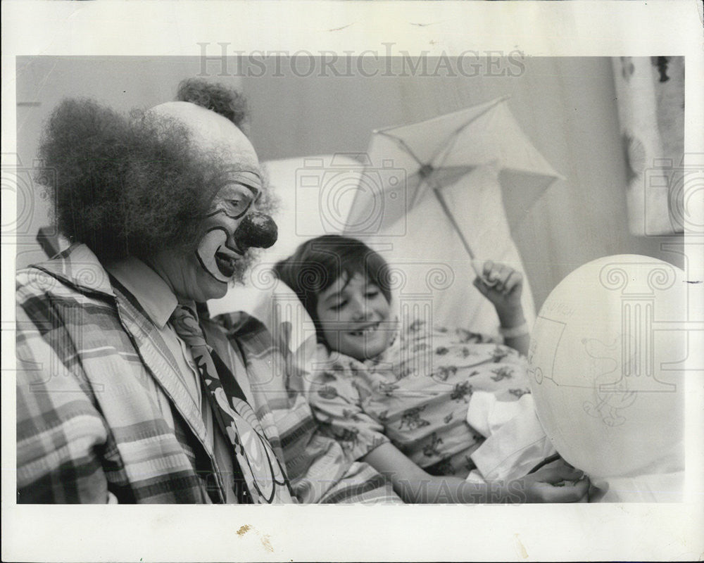 1974 Press Photo Barton Tallent Chicago Police wear clown face to visit. - Historic Images