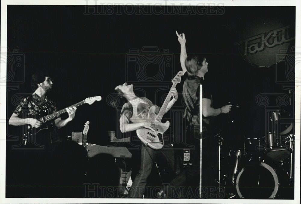 1981 Press Photo The Band Rocks to the  audience - Historic Images