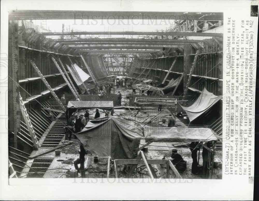 1942 Press Photo Cargo Ship under construction in Canada - Historic Images