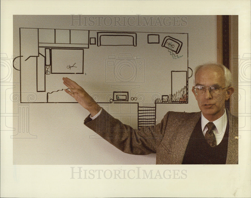 1992 Press Photo Man Shows On Drawing Where Children Were Found In Weber Basemnt - Historic Images