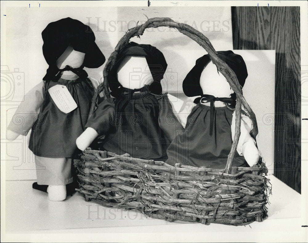 1984 Press Photo Amish Dolls In Grape Vine Basket By Gentle Friends - Historic Images