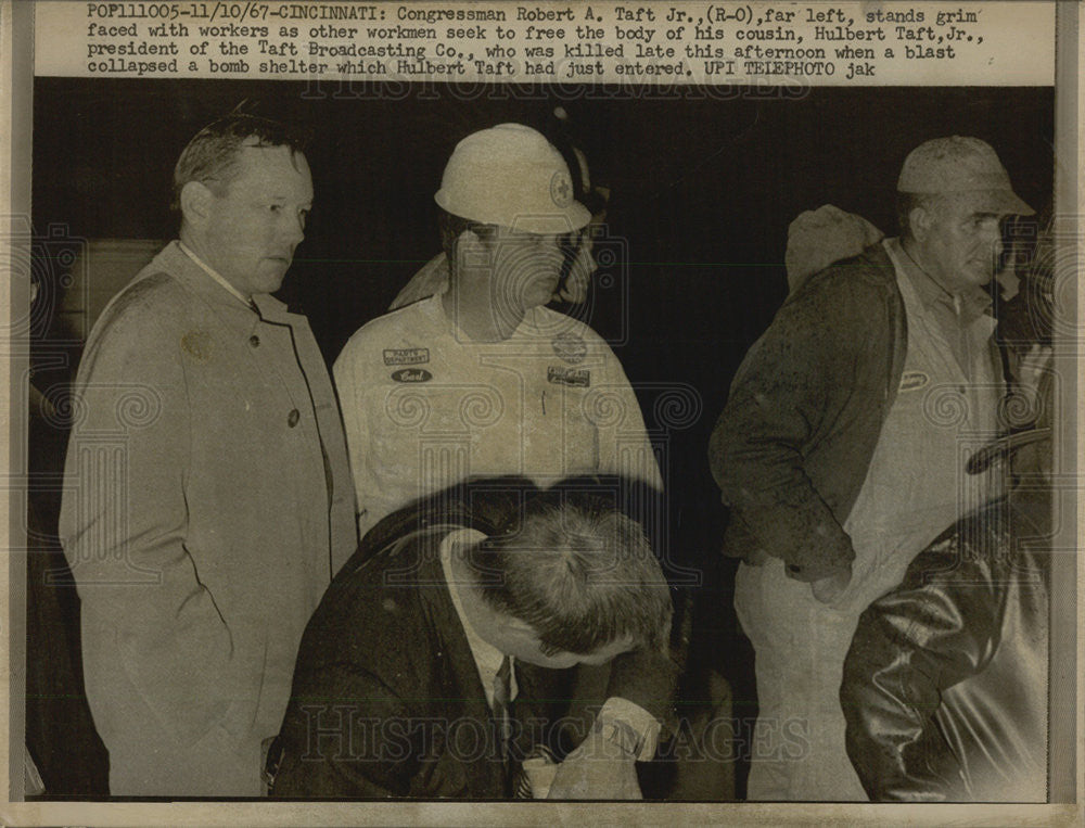 1967 Press Photo Congressman Robert A. Taft Jr. Watches Workmen Try To Find Body - Historic Images