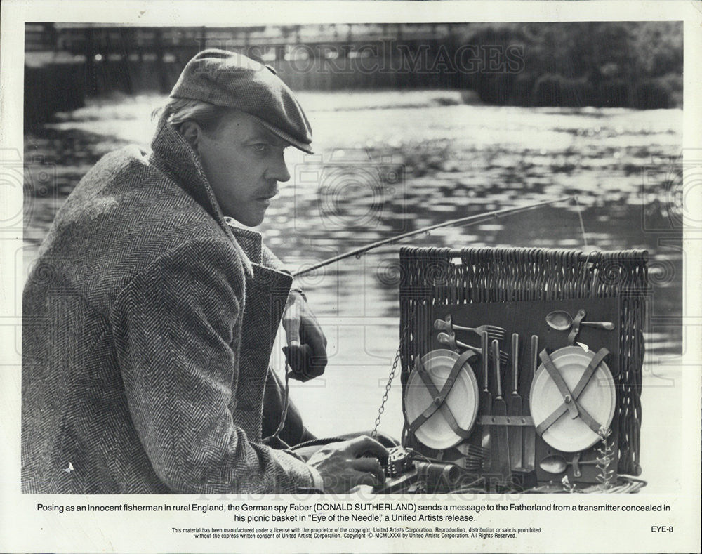 1981 Press Photo Donald Sutherland Sends Message In &quot;Eye Of The Needle&#39; COPY - Historic Images