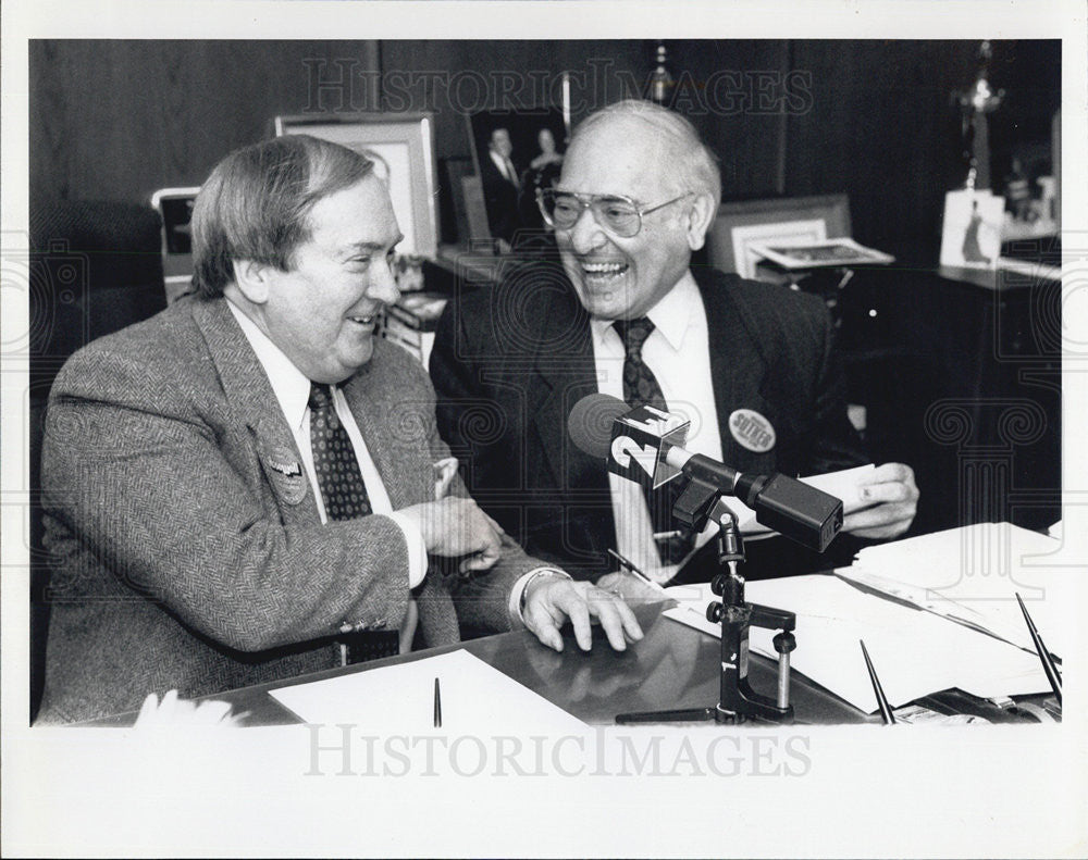 1990 Press Photo Edward J. Rosewell,Country Treasurer,Rep. Calvin Sulker. - Historic Images