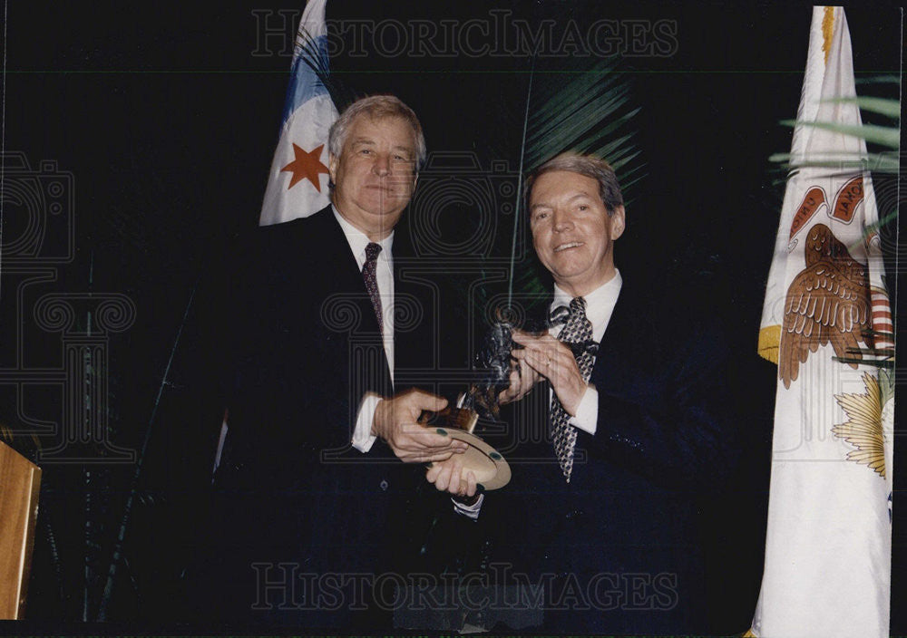 1997 Press Photo Louis Susman Salomon Bros Mging Dir Gives 5 Hospital Foundatn - Historic Images