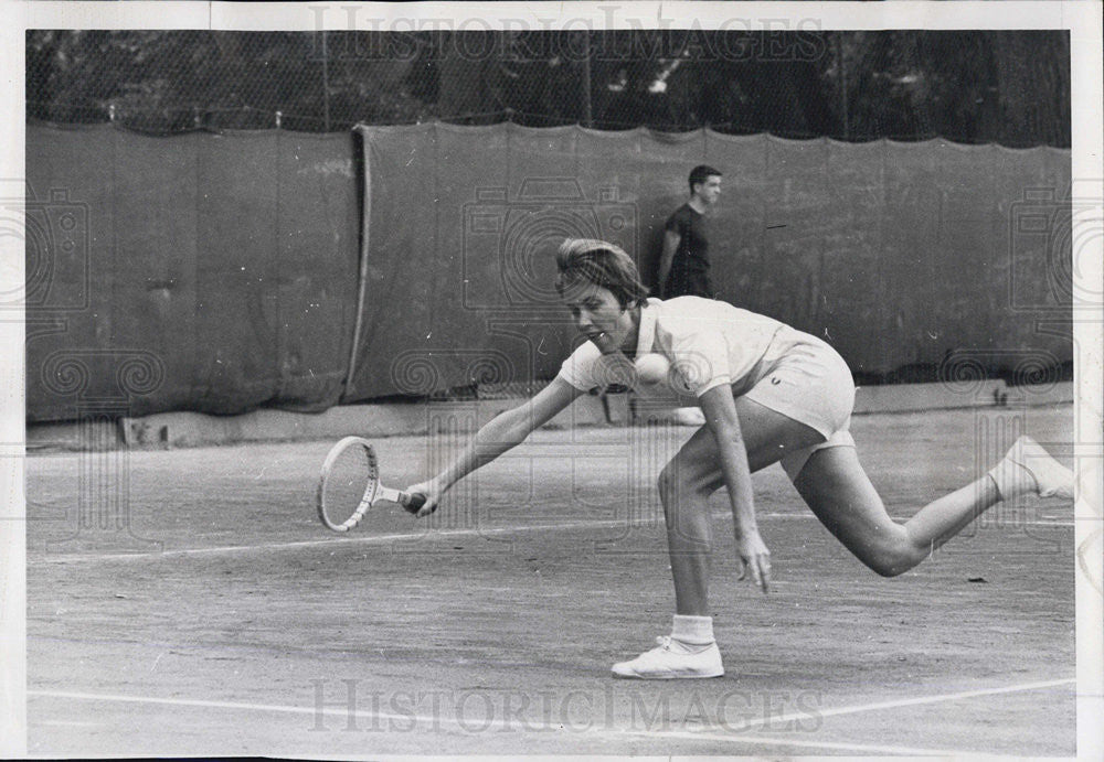 1962 Press Photo Karen Hantze Susman Playing Connie Ball At Nat&#39;l Clay Courts - Historic Images