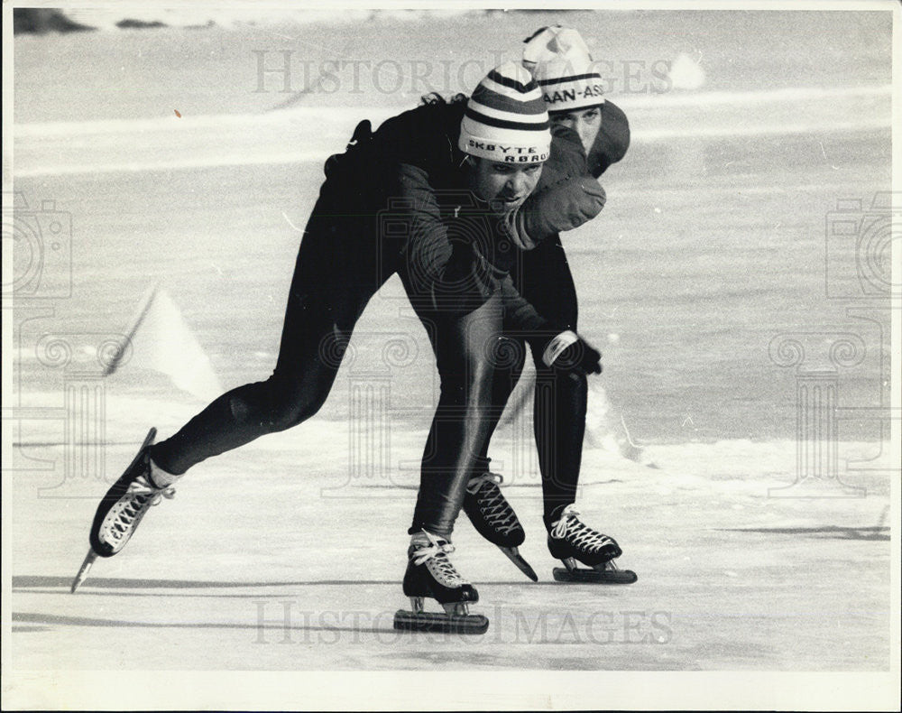 1988 Press Photo Speed Skater Tama Sundstrom Beats Elise Brinich Lake Ellyn IL - Historic Images