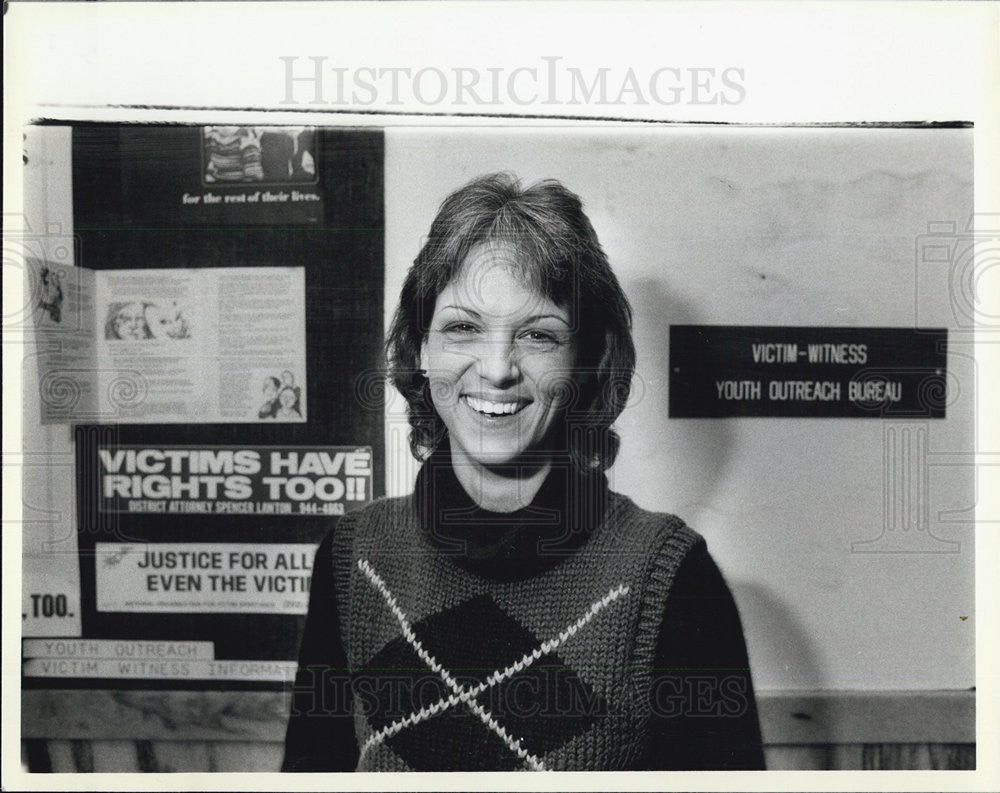 1985 Press Photo Debbie Sublad Helps With Victims Assistant Programs Civilian - Historic Images