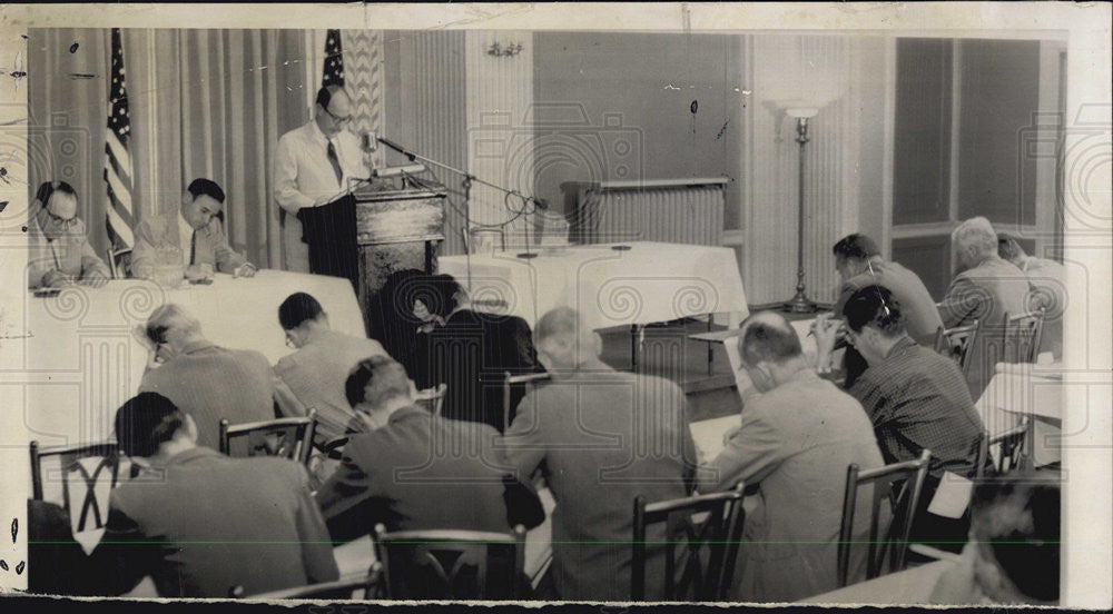 1952 Press Photo Gov Adlai Stevenson At Press Conf In Springfield IL After Pres - Historic Images