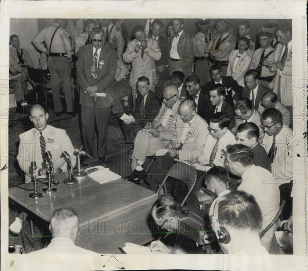 1952 Press Photo Gov.Adlai Stevenson of Illinois, holds  a conference meeting. - Historic Images