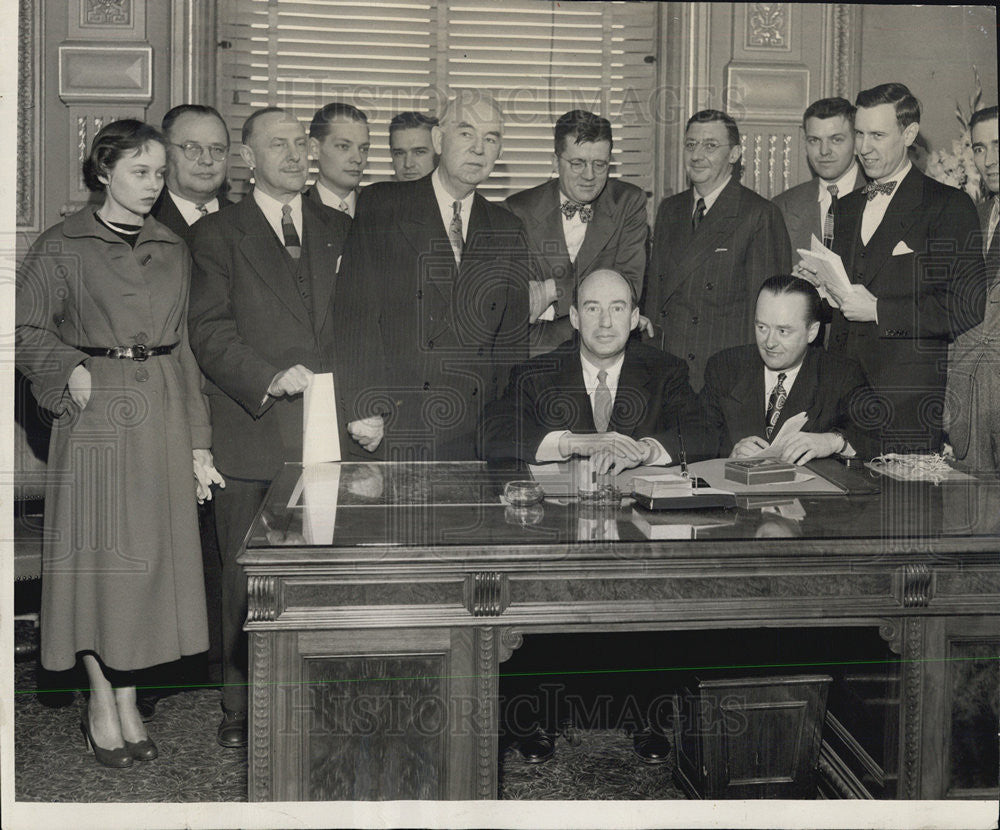 1949 Press Photo Gov. Adlai Stevenson with Members of Chicago Reporters. - Historic Images